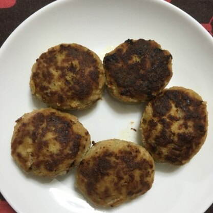 旦那さんが糖質制限中なのでパン粉の代わりに高野豆腐の摩り下ろし&大豆粉で♫キャベツもたくさん摂れてヘルシーでとっても嬉しかったです(〃▽〃)